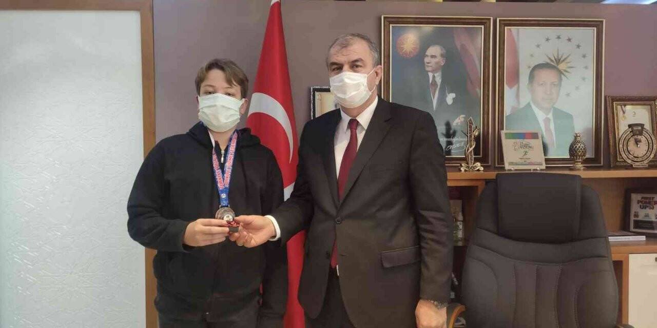 İl Milli Eğitim Müdürü Okumuş, yüzmede derece elde eden öğrenciyi ağırladı