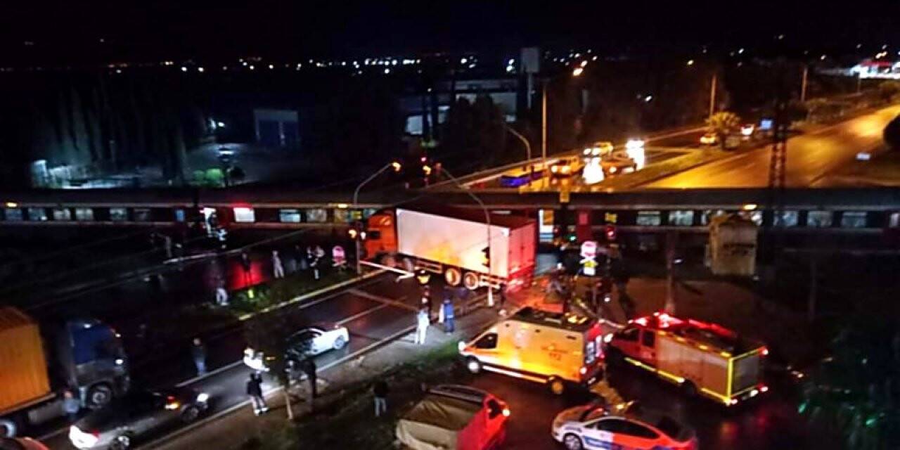 Yolcu treni kamyona çarptı: 1 yaralı