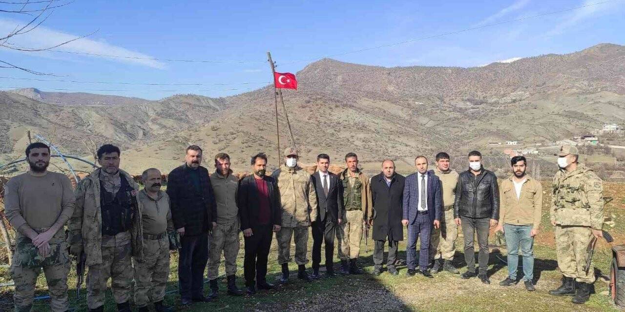 Güvenlik Köy Korucularına şehit yakınları ve gazilerden yağmurluk desteği