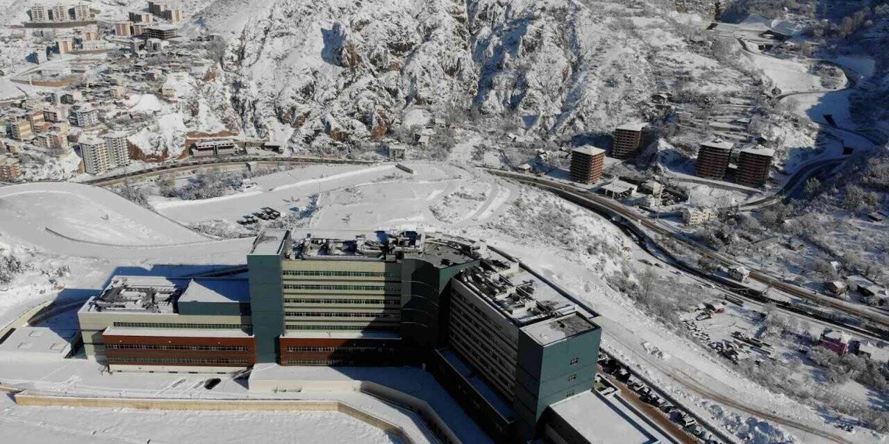 Gümüşhane Devlet Hastanesi’nde yol sorunu çözüm bekliyor