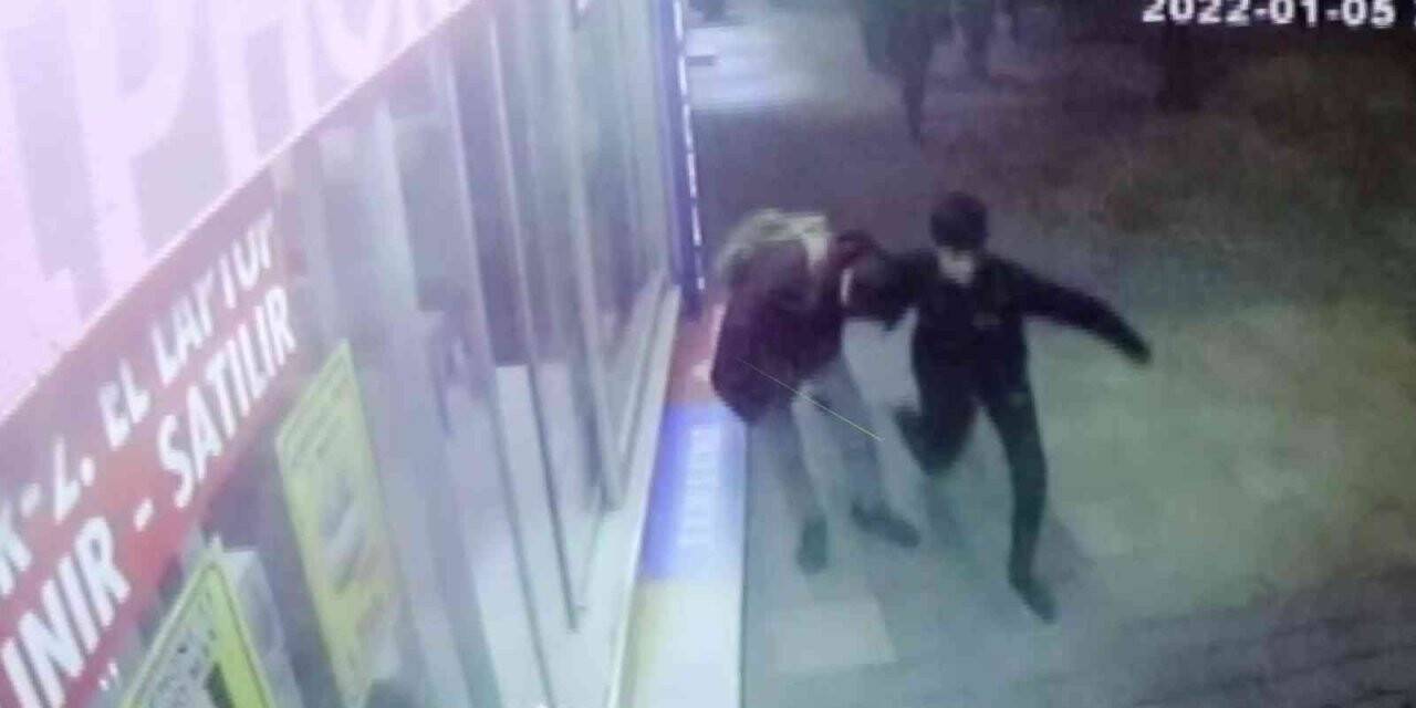 Hırsını alamayan saldırgan 3. bıçak darbesini vurup kaçtı