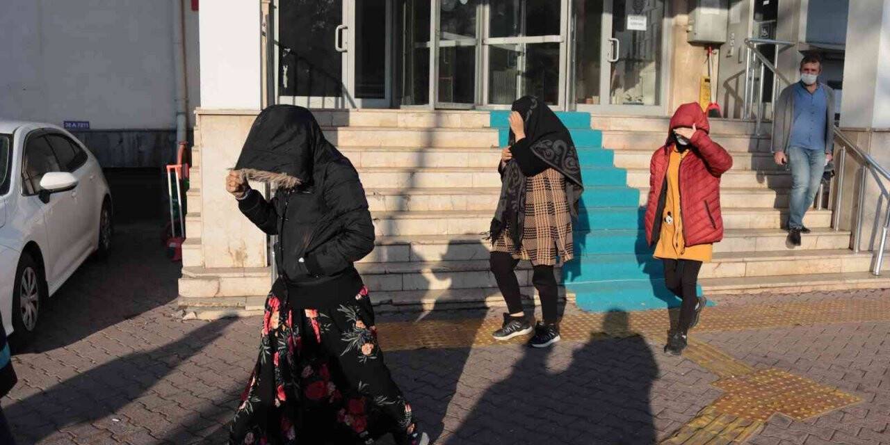 Kapıyı kırmaya çalışan 3 kadın hırsız suçüstü yakalandı