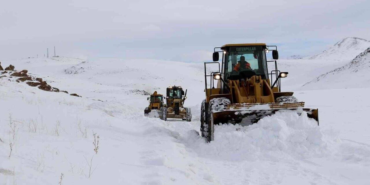 Van Büyükşehir Belediyesi çetin kış şartlarına meydan okuyor