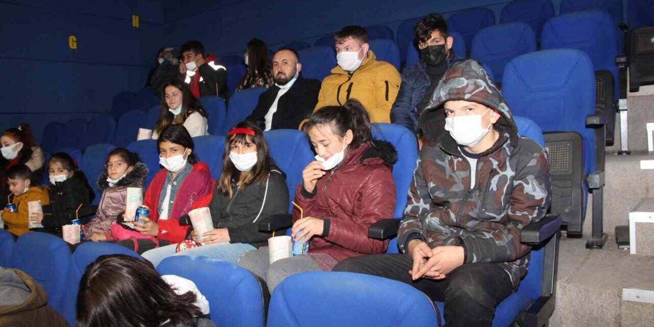 İlk kez gittikleri sinemada  “İyi ki Varsın Eren” filmini izlediler