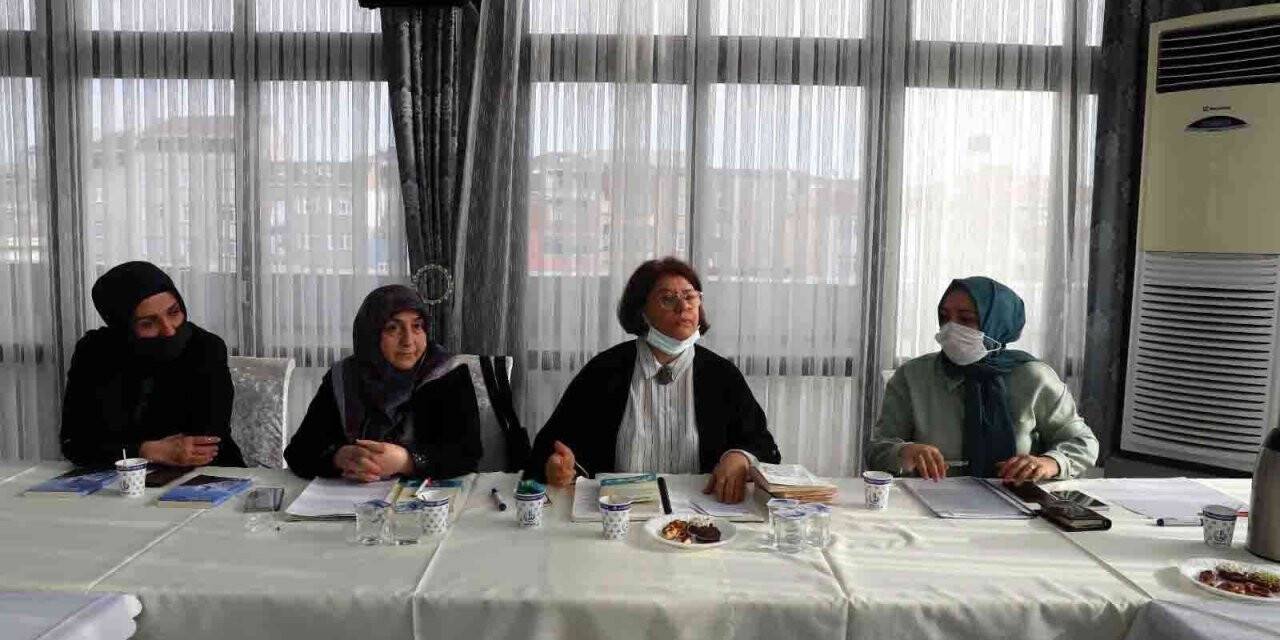 Çocuklarını daha iyi tanımak için kitap okuyorlar