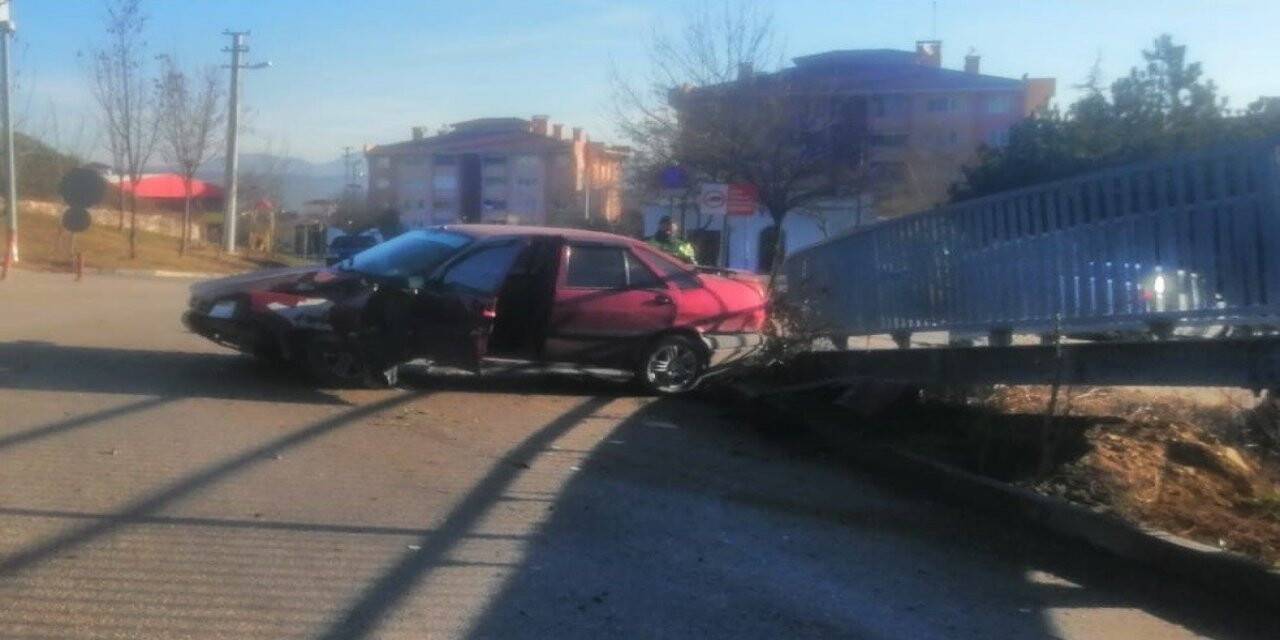 Virajı alamayan otomobil üst geçidin korkuluklarına çarptı