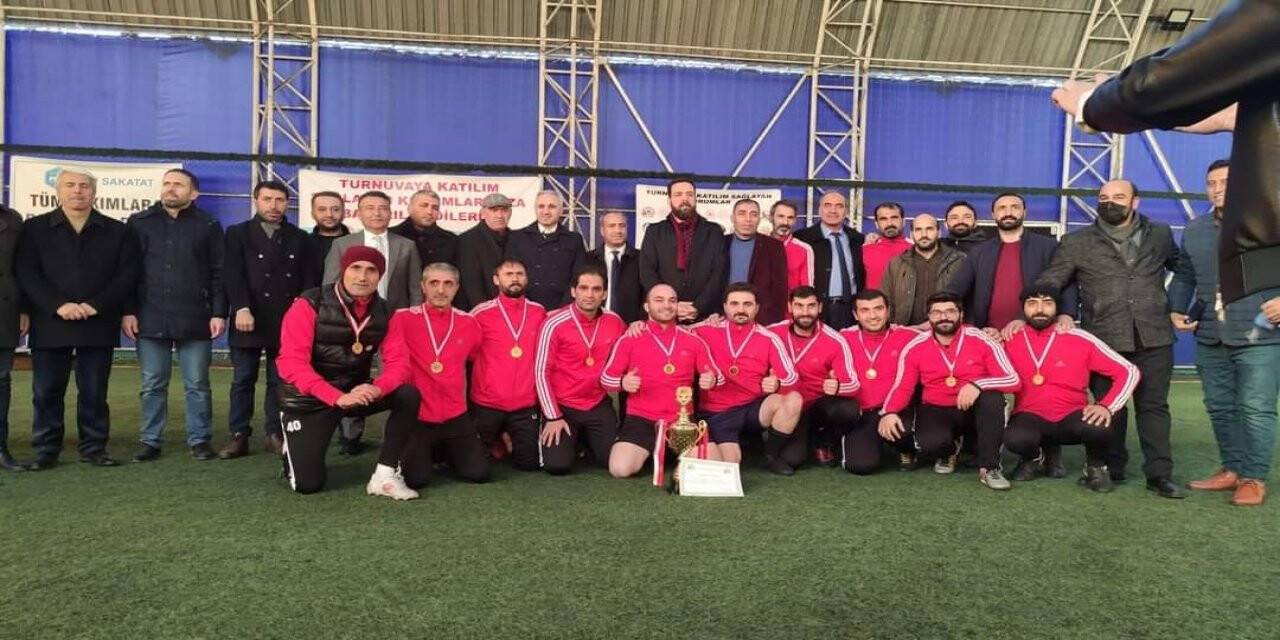 Bingöl’de kurum çalışanları, öğrenciler için forma terletti
