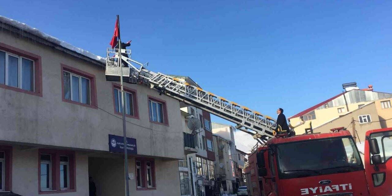 Karlıova’da buz sarkıtları, itfaiye ekibi tarafından temizleniyor