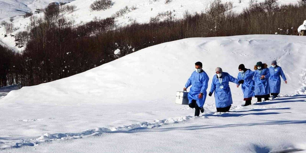 Muş’ta sağlık çalışanları aşı için karlı dağları aşıyor