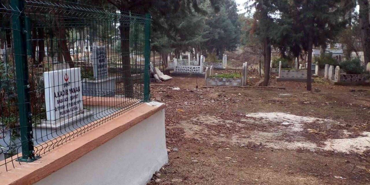 Eski şehitliğin tel örgüsü çalındı