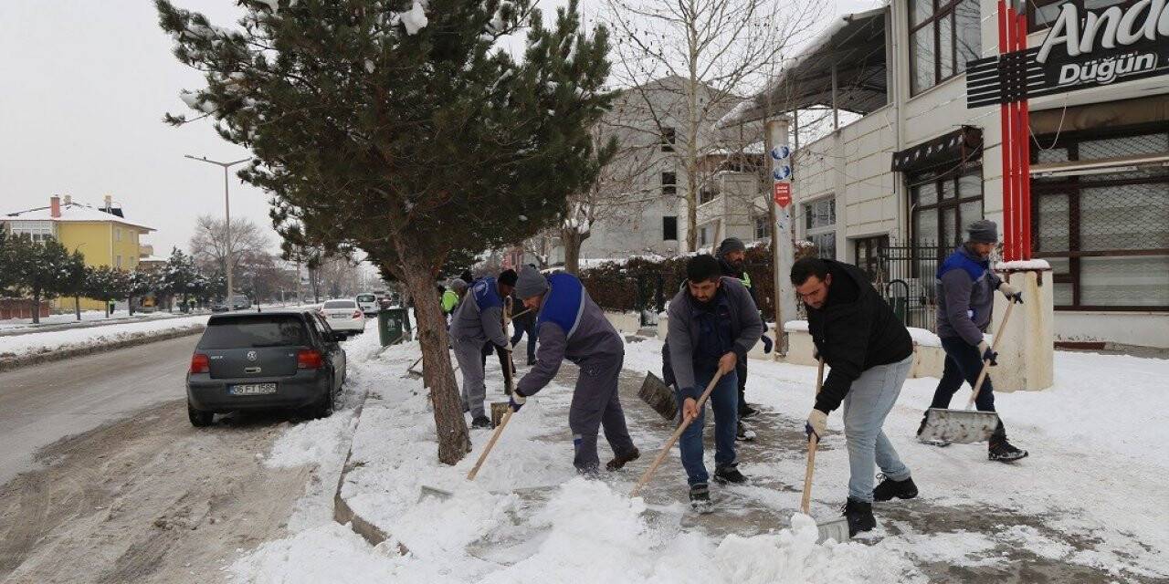 Kar temizleme çalışmaları devam ediyor