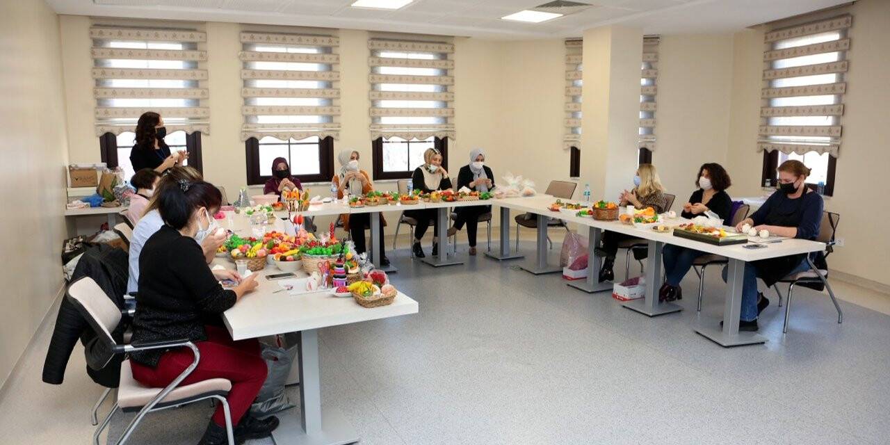 Kadınlar Eşitlik Merkezi’nde hem üretiyor hem para kazanıyor