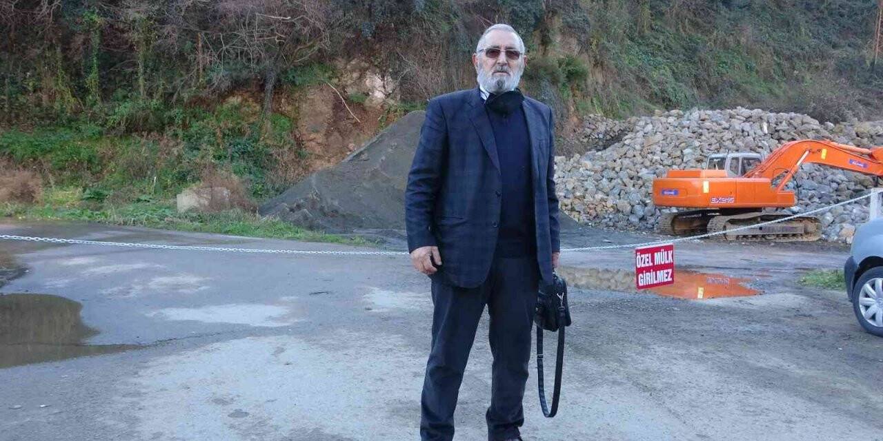 Üç kez kapatıp açtığı yolu yine ulaşıma kapattı ama bu kez tekrar açmayı düşünmüyor