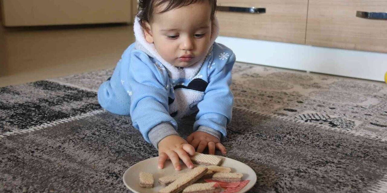 Gofretin içinden kağıtlar çıktı, 10 aylık bebek ölümden döndü