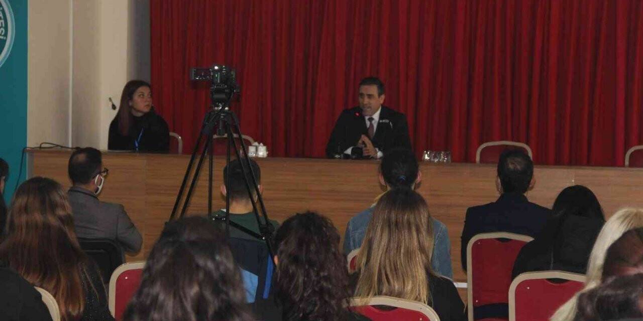 Burhaniye Kaymakamı Memiş, üniversitelilerle buluştu