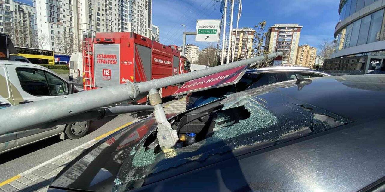 Esenyurt’ta şiddetli rüzgar trafik lambası direğini devirdi