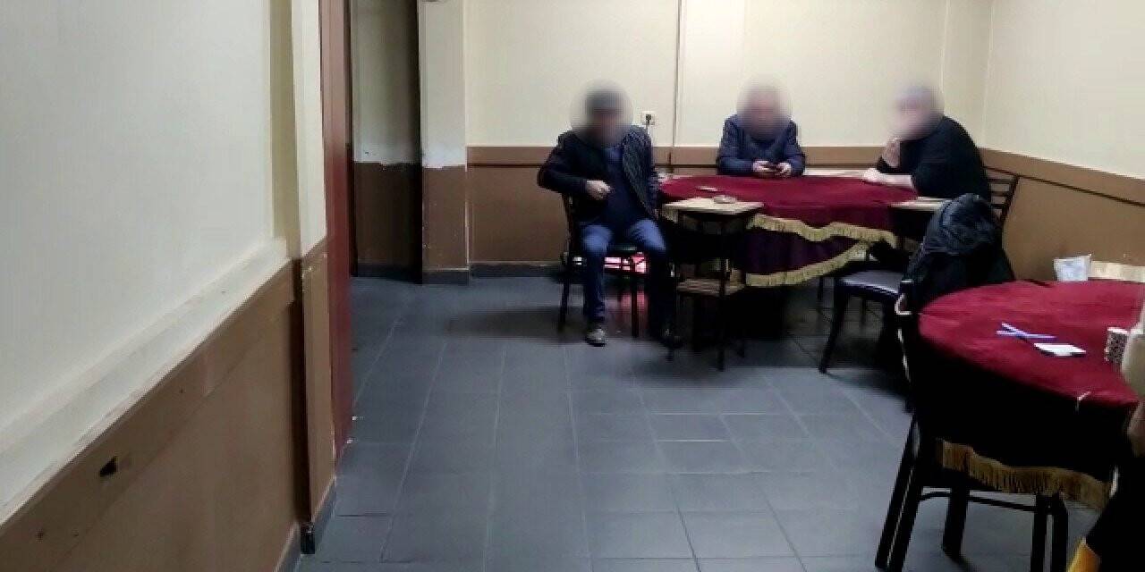 Bağcılar’da emlak ofisini kumar baskını: Gizli bölmede böyle yakalandılar