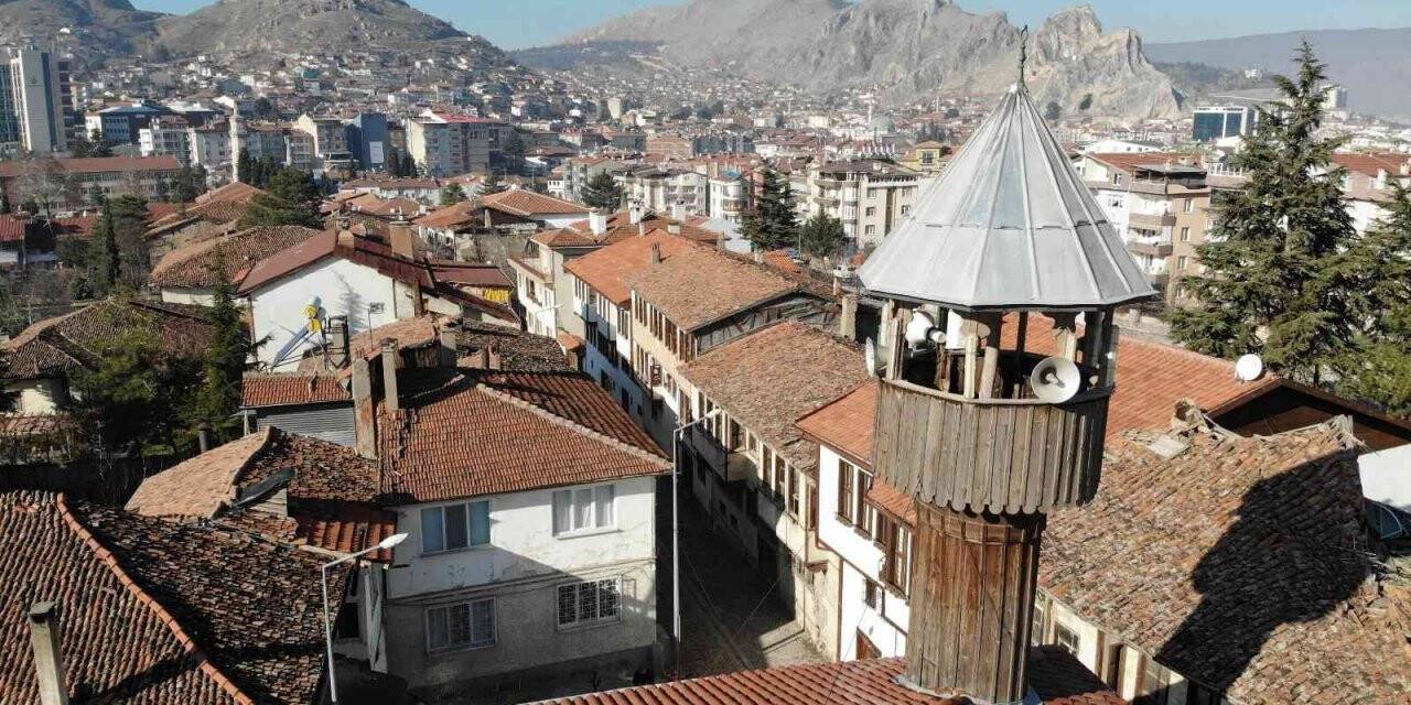 Bir asırlık cami ahşap minaresi ile dikkat çekiyor