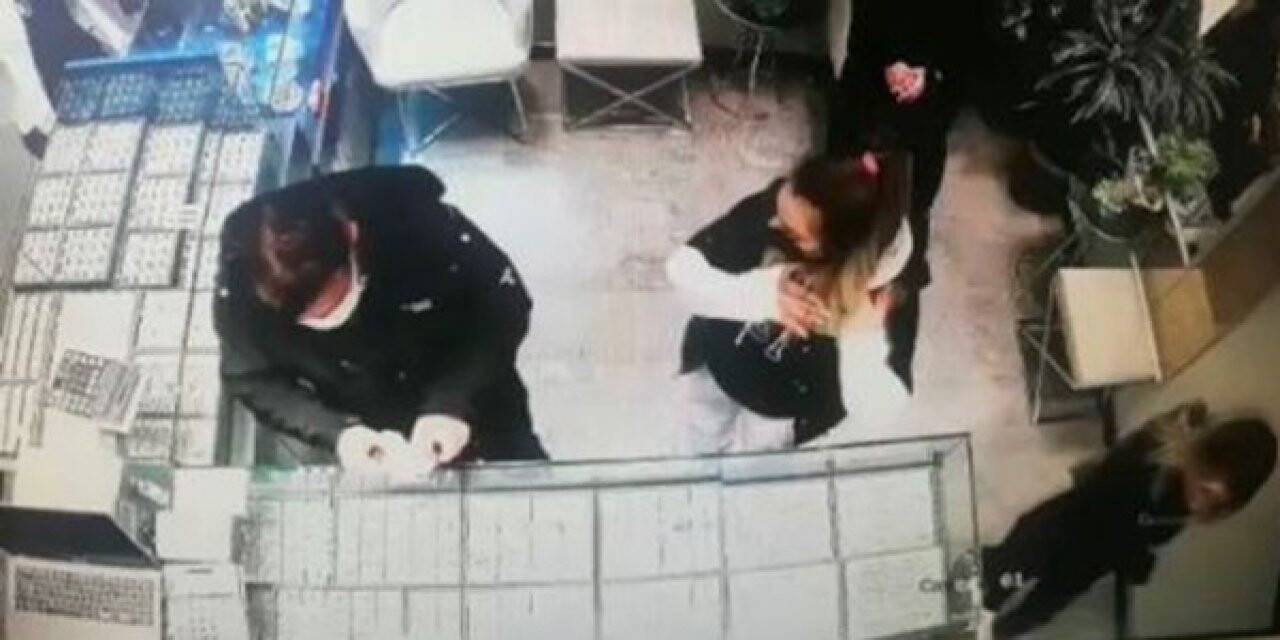 İstanbul’dan gelerek Sakarya’daki kuyumcuları dolandırdılar