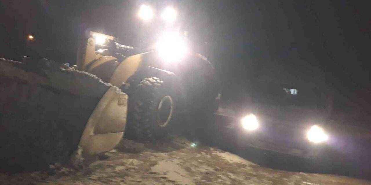 Diyadin’de kar nedeniyle kapanan yollar ulaşıma açıldı