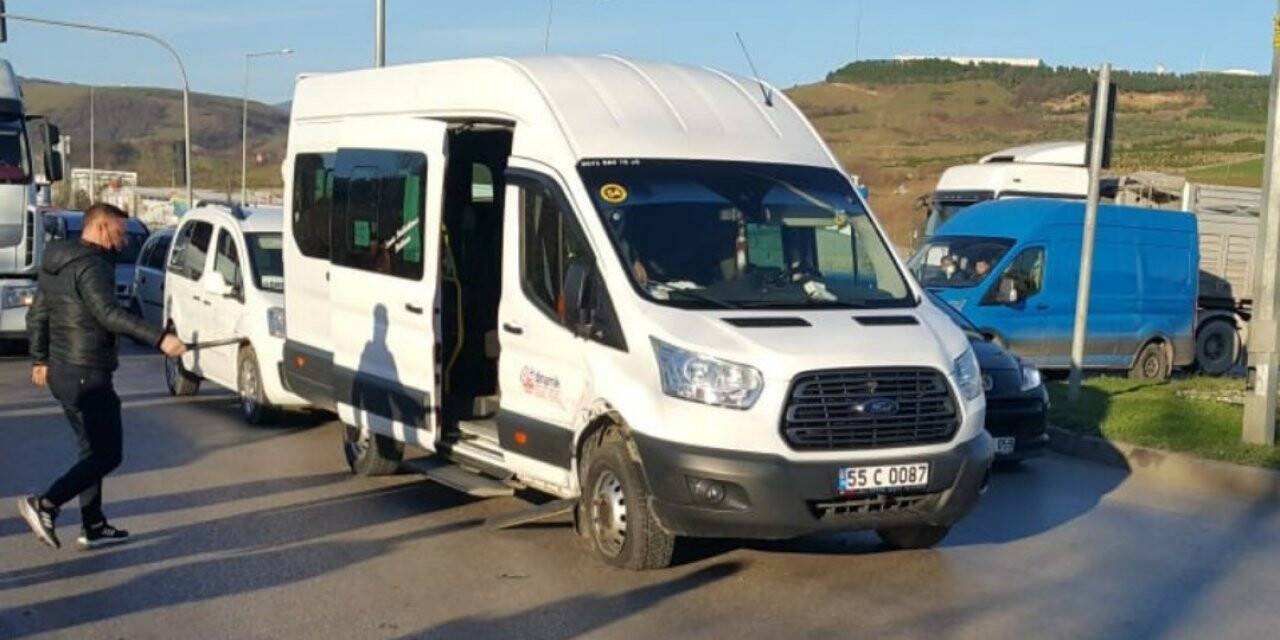 Samsun’da otomobil ile öğrenci servis minibüsü çarpıştı: 2 yaralı