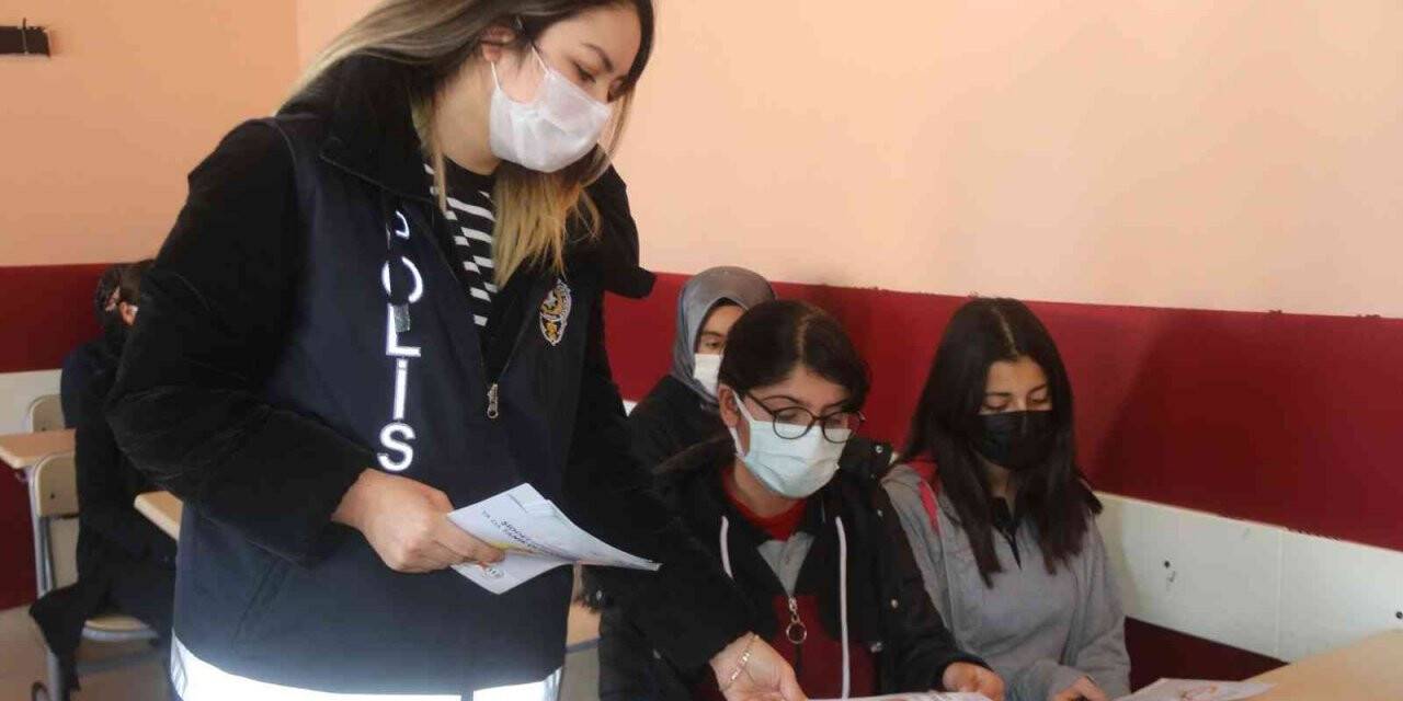 Erciş’te jandarma, polis ve sosyologlar evleri gezerek kadınların telefonlarına KADES uygulaması yüklüyor