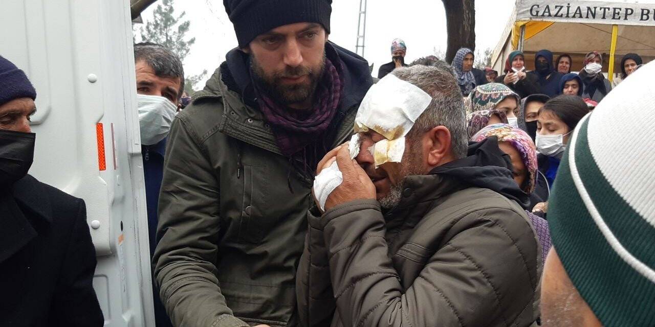 Yüzü gözü sargılar içerisinde, kazada ölen karısı için gözyaşı döktü