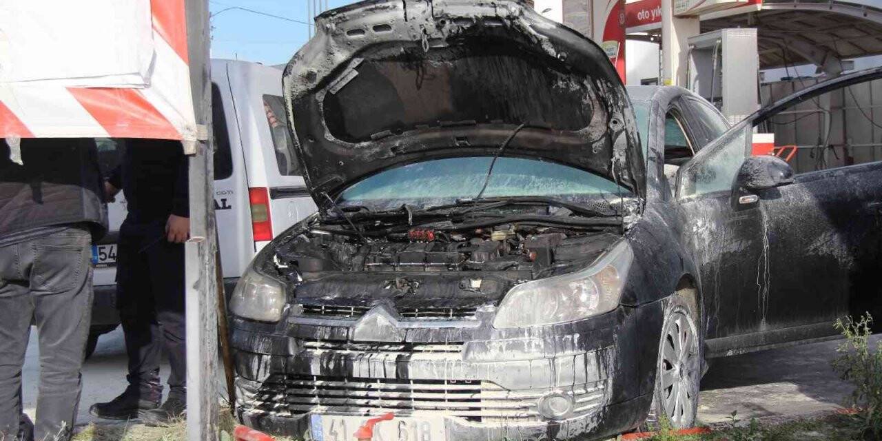 Otomobilde çıkan yangın vatandaşlar tarafından söndürüldü