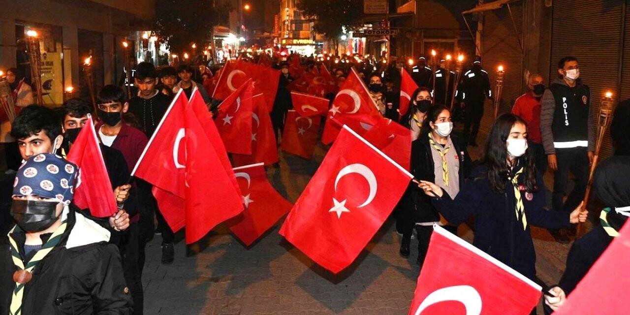 Osmaniye’nin kurtuluş yıl dönümünde fener alayı düzenlendi