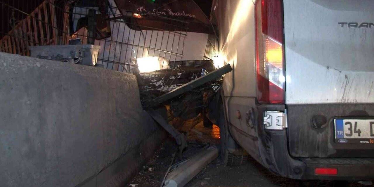 Avcılar Gişeleri’nde kamyonet karşı şeritten gelen panelvana çarptı