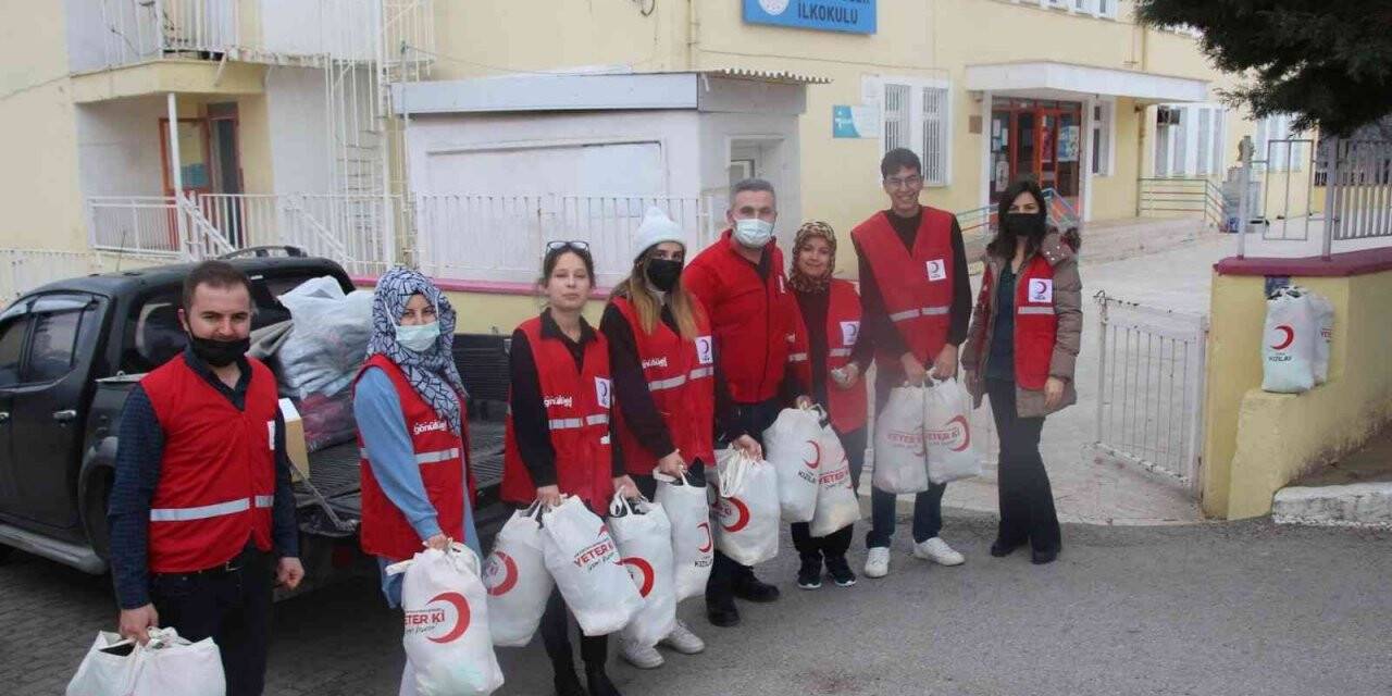 Kızılay’dan 50 öğrenciye bot ve mont