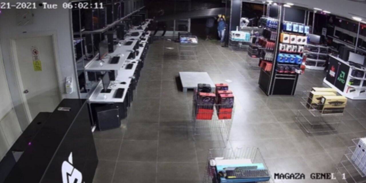 Teknoloji  mağazasında soygun: Hırsızlık yarışına girince ayağı kayıp yere düştü