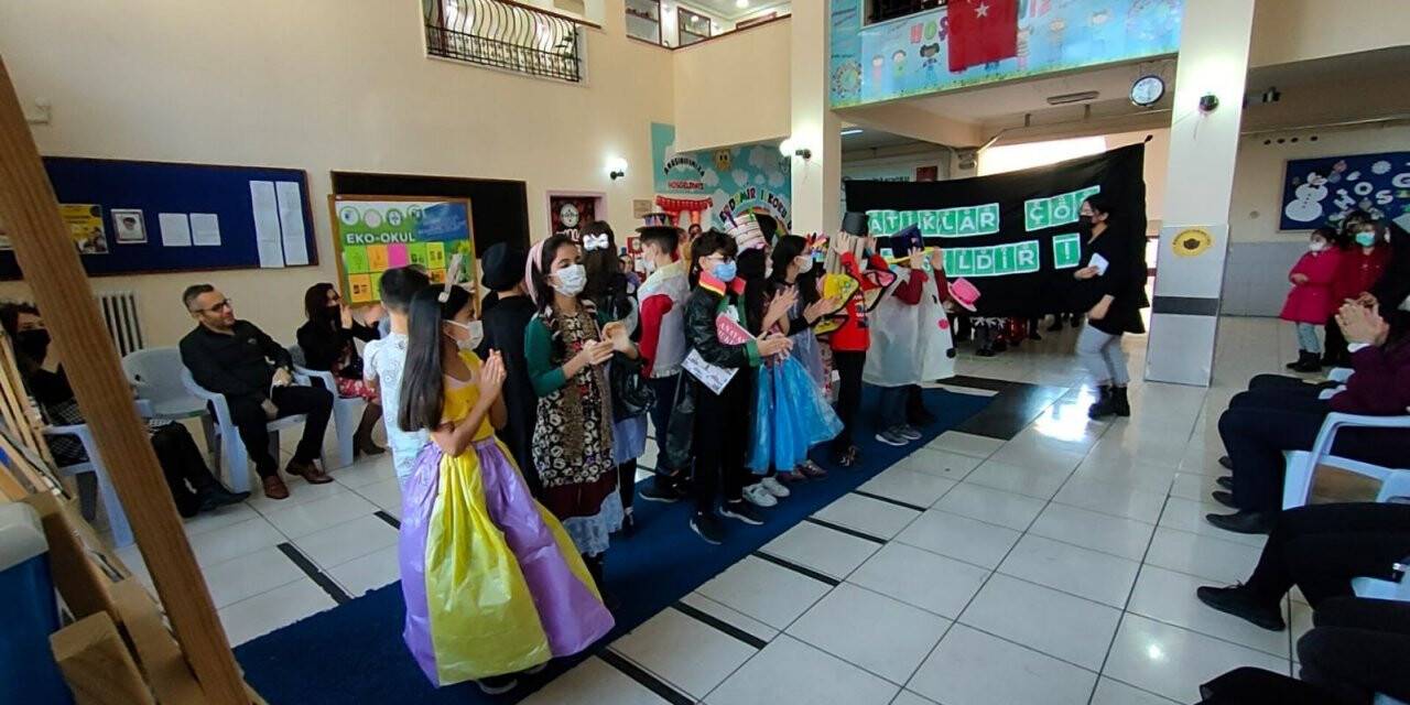 Atık malzemelerle yaptıkları elbiselerle defile sundular