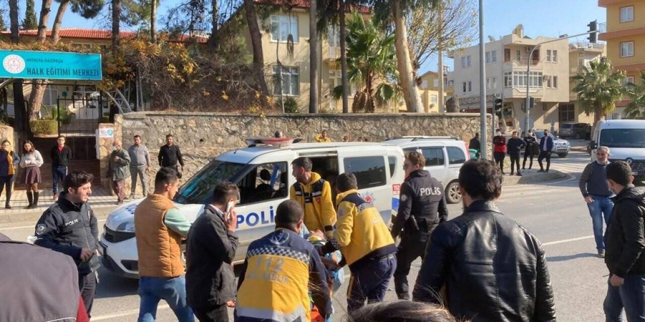 Ambulansla doğuma giden karısını motosikletle takip eden gence otomobil çarptı