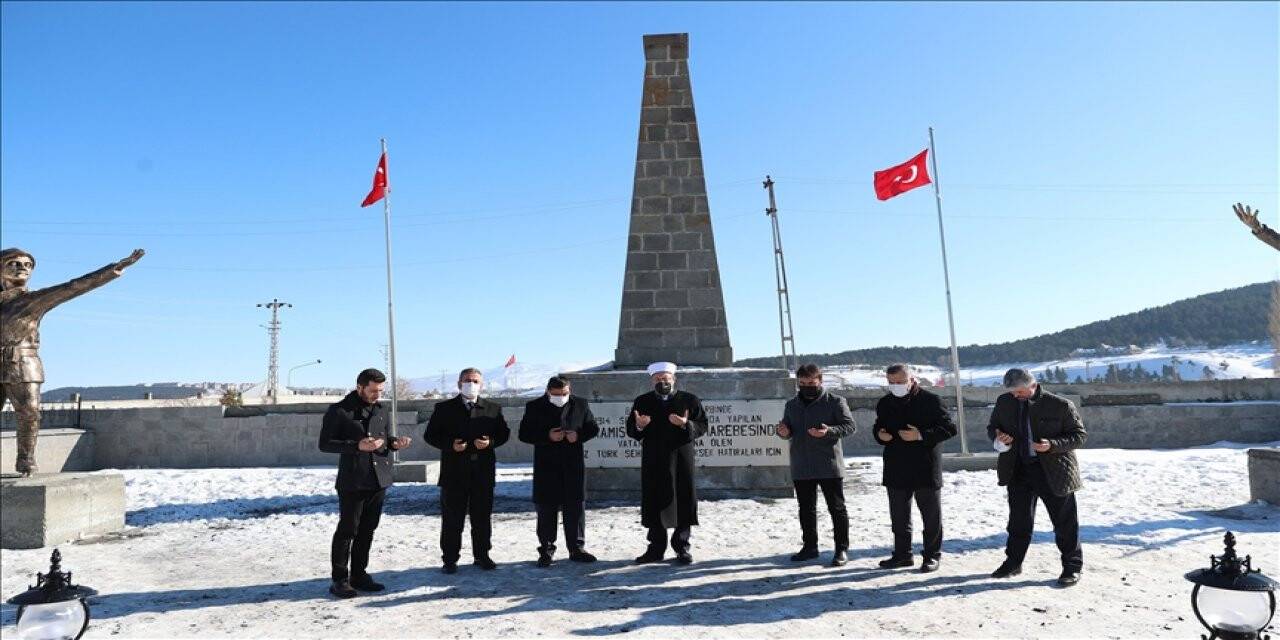 Diyanet İşleri Başkanı Erbaş, Yukarı Sarıkamış Şehitliği'ni ziyaret etti