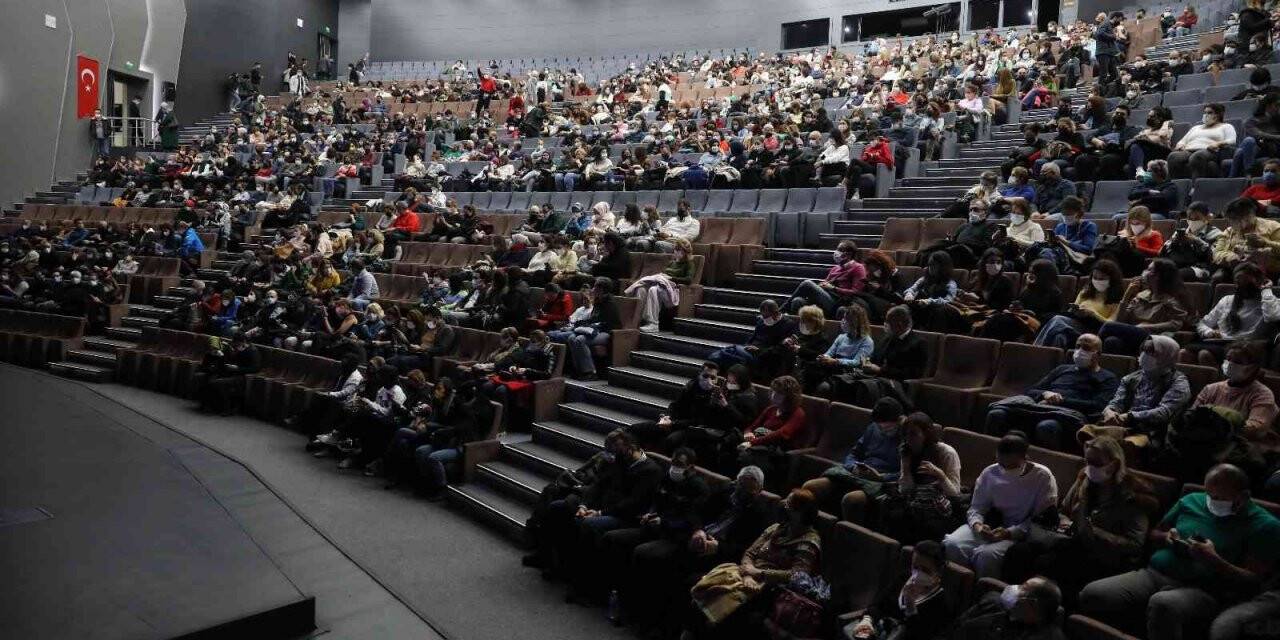 Usta tiyatrocular Başakşehir’de sahneye çıktı