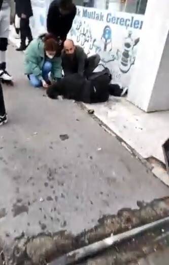 Avcılar’da kaldırıma çıkan otomobil yayaya çarptı