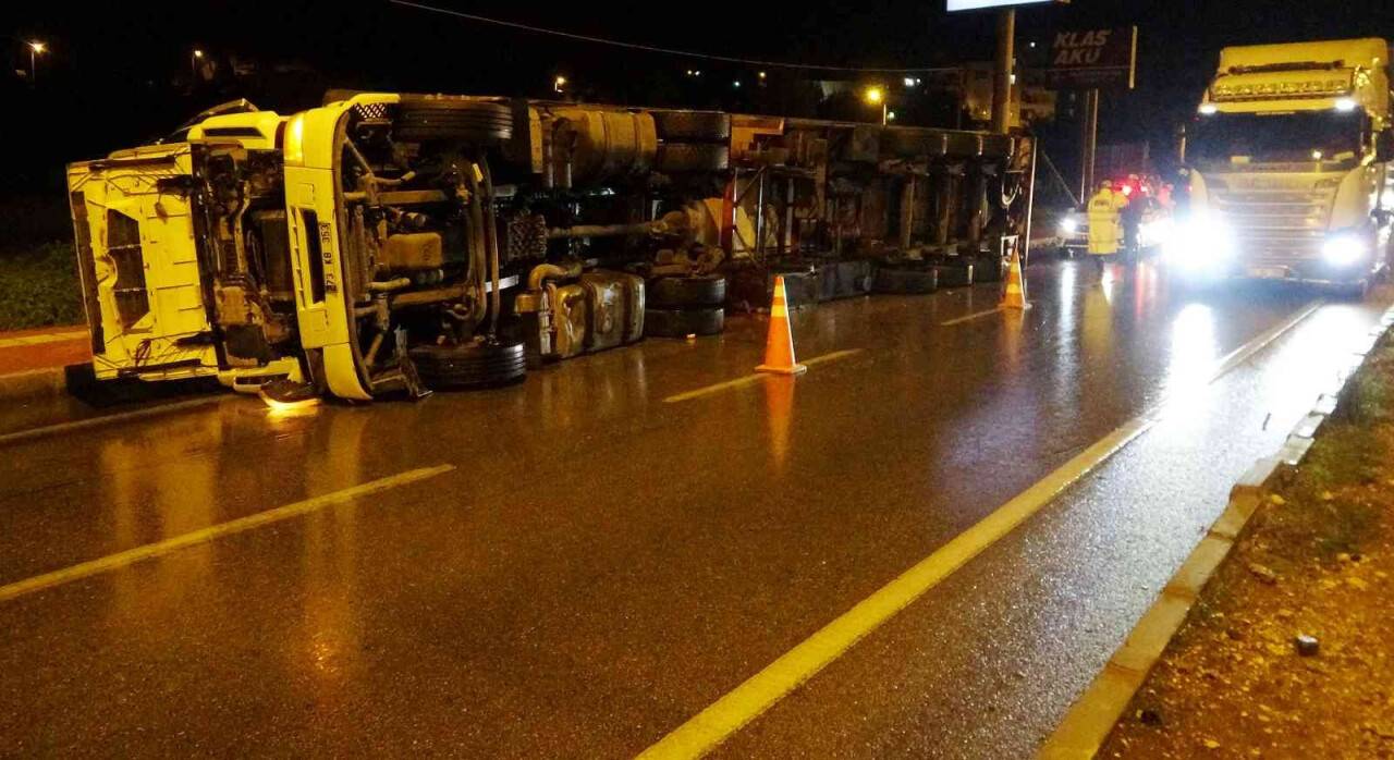 Sağanak yağışta kontrolden çıkan tır devrildi: 1 yaralı