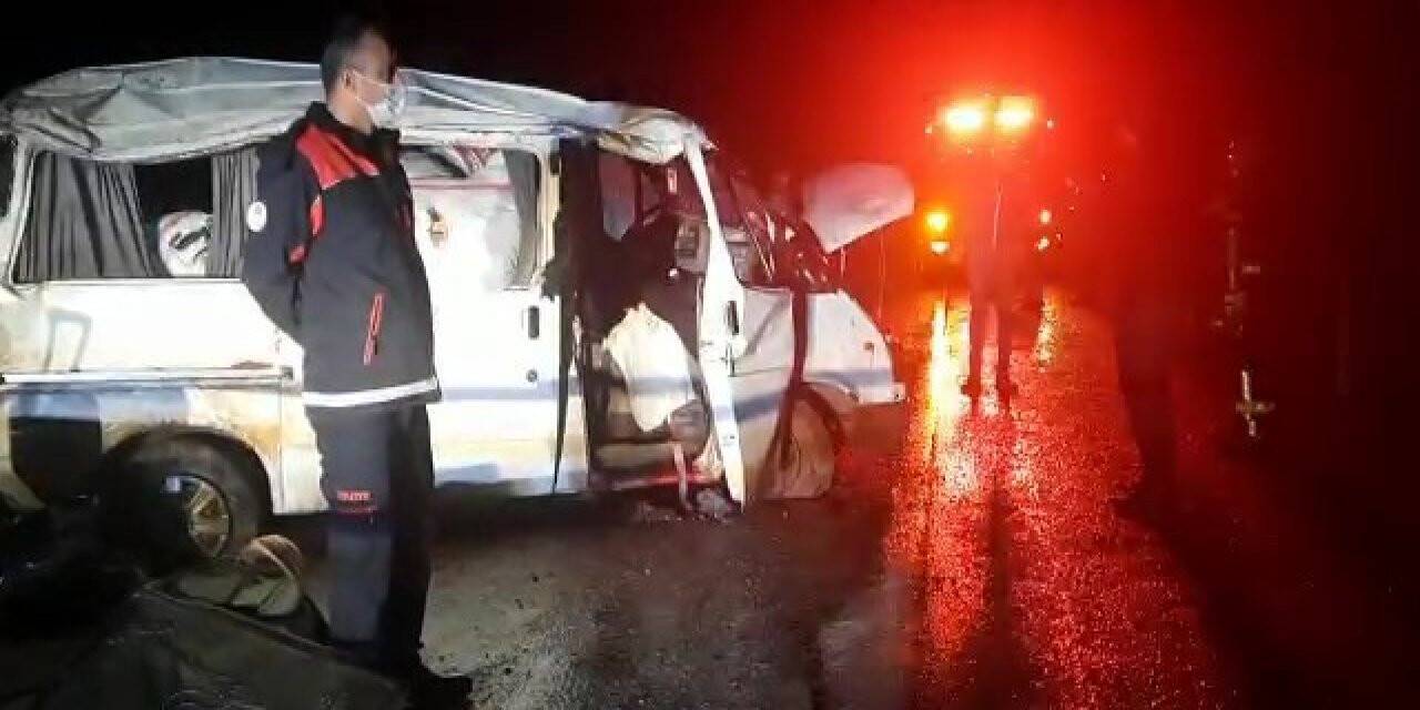 Refüje çarparak takla atan minibüs karşı şeride geçti: 1 ölü, 1 yaralı