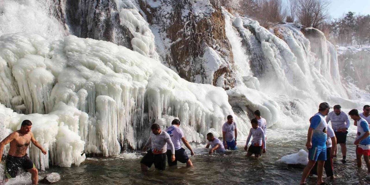 Muradiye Şelalesi’nde yüzme keyfi