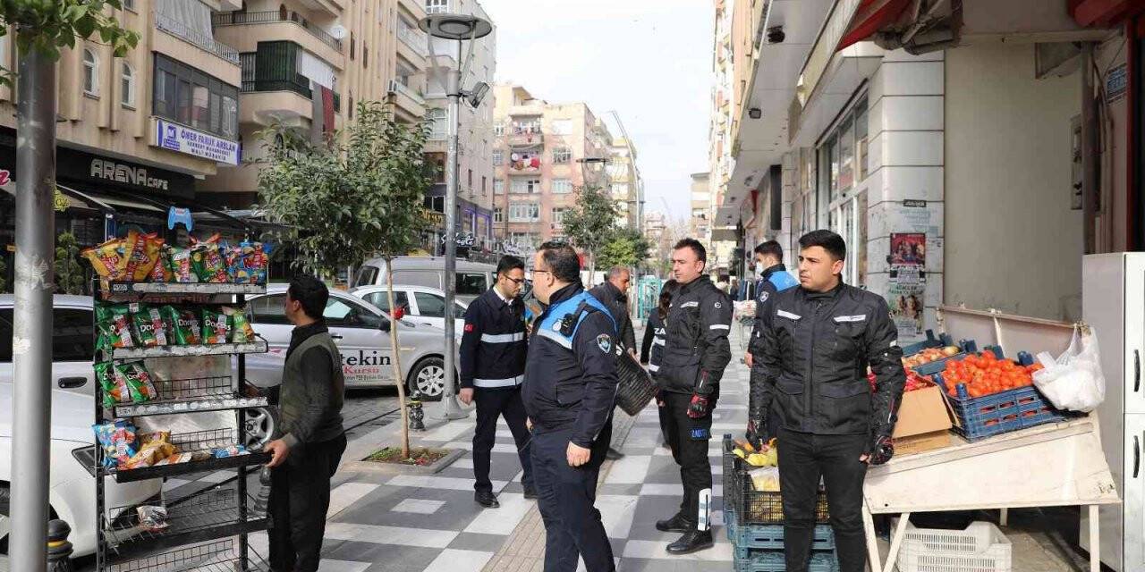 Haliliye’de zabıta kaldırım işgallerini önlüyor