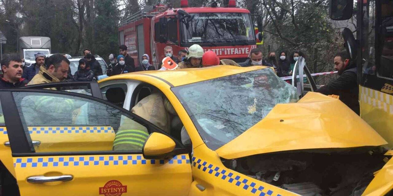 Sarıyer’de virajı alamayan ticari taksi İETT otobüsünün altına girdi: 2 yaralı