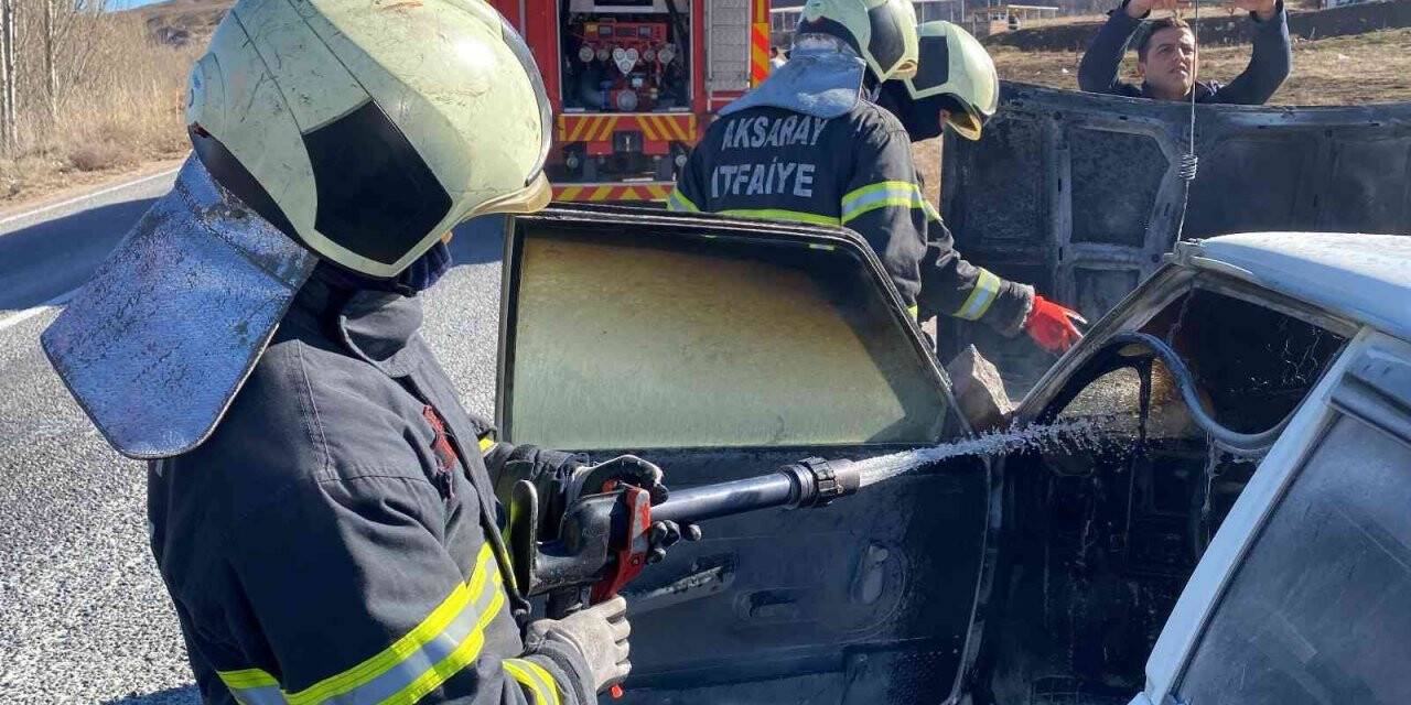 Aksaray’da seyir halindeki otomobilin motor kısmı yandı