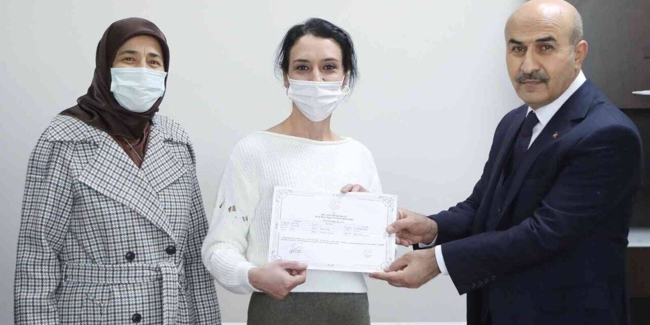 Mardin’de başarılı kadın kursiyerler sertifikalarını aldı