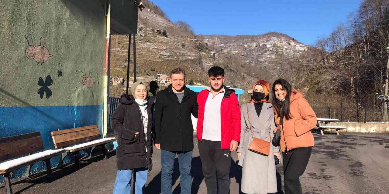 İletişim Fakültesi öğrencilerinden köy okuluna “İletişim ve Sanat” köprüsü