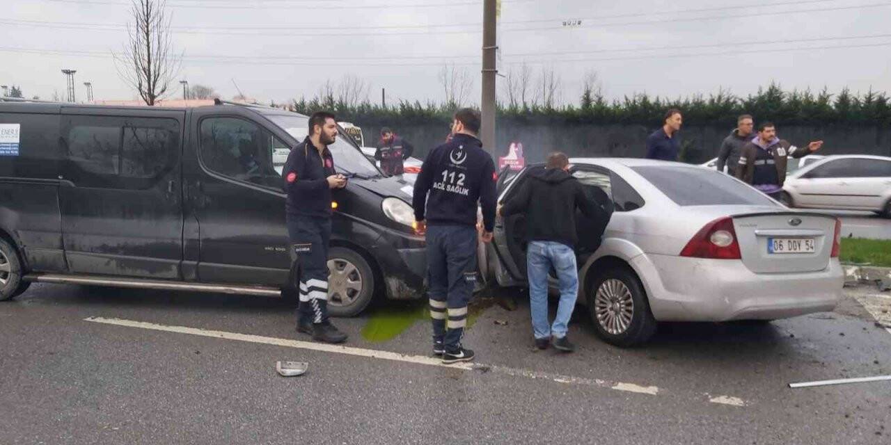 Duble yolda 4 araçlı zincirleme trafik kazası