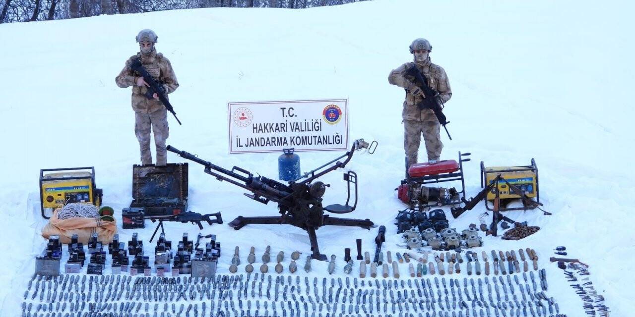Hakkari kırsalında silah ve mühimmat ele geçirildi
