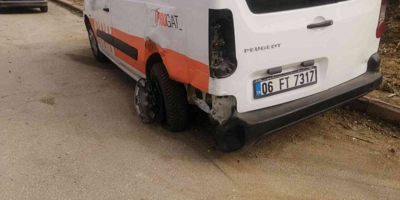 Kasisten geçtikten sonra aracının kontrolünü kaybeden sürücünün kaza anı kamerada