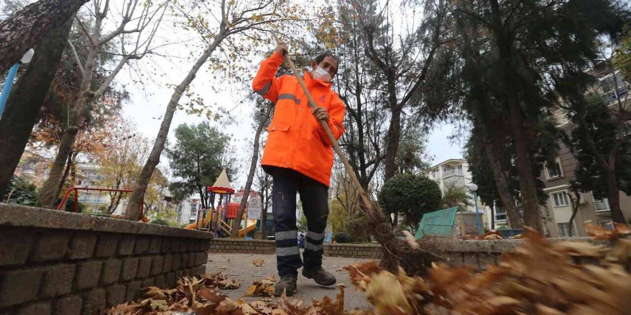 Efeler Belediyesi parklardaki temizlik çalışmalarını aralıksız sürdürüyor
