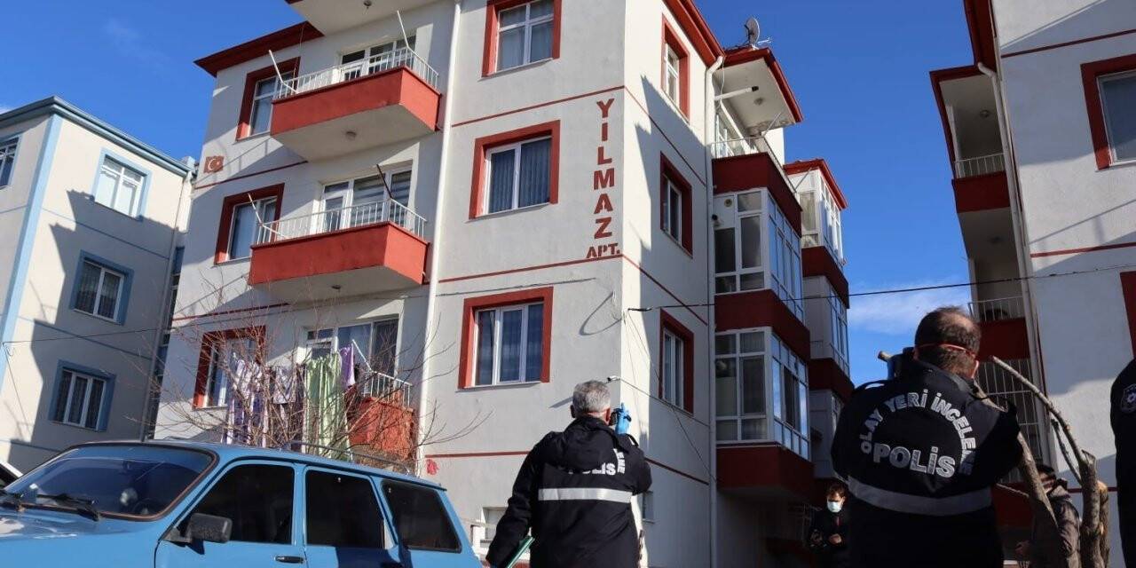 Eşinin ve 1,5 yaşındaki üvey kızının boğazını keserek öldüren şahıs tutuklandı